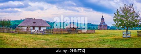 Panorama der Bauernhäuser und St. Nikolaus Kirche Kosakendorf Scansen, Stetsivka Dorf, Ukraine Stockfoto