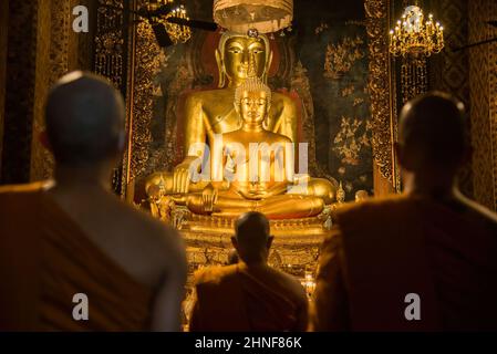 Bangkok, Thailand. 16th. Februar 2022. Thailändische buddhistische Mönche sahen während des Makha Bucha Tages im Wat Bowonniwet Vihara in Bangkok vor einer Buddha-Statue für religiöse Verdienste beten. Makha Bucha oder Magha Puja, auch bekannt als der Tag der vierfachen Versammlung, ist einer der heiligsten Tage des Buddhismus, der an dem Tag gefeiert wird, an dem Lord Buddha die erste Predigt über das Wesen des Buddhismus in seinen ordinierten 1.250 Mönchskülern hielt, die alle spontan ohne sich versammelt waren Einen Termin. Kredit: SOPA Images Limited/Alamy Live Nachrichten Stockfoto