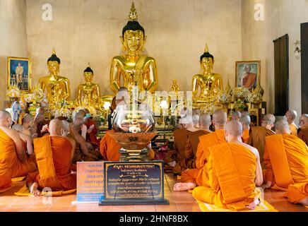 Chiang Mai, Thailand. 16th. Februar 2022. Thailändische buddhistische Mönche beten im Heiligtum zum Gedenken an den Makha Bucha-Tag im Tempel Wat Chedi Luang.Makha Bucha, Ein Tag der vierfachen Versammlung ist einer der heiligsten Tage des Buddhismus, der in der Vollmondnacht des dritten Mondmonats gefeiert wird, um an den Tag zu erinnern, an dem Lord Buddha seinen ordinierten 1.250 Mönchskülern, die sich spontan ohne einen versammelten, die erste Predigt über das Wesen des Buddhismus hielt Termin. Kredit: SOPA Images Limited/Alamy Live Nachrichten