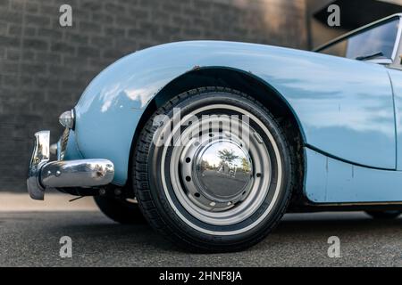 Britischer Sportwagen Im Vintage-Stil, Blaues Cabrio-Coupé Stockfoto