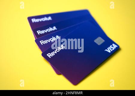 Stapel neuer Debitkarten von Revolut VISA, die auf einem lebhaften Hintergrund platziert wurden. Selektiver Fokus. Stafford, Großbritannien, 16. Februar 2022. Stockfoto