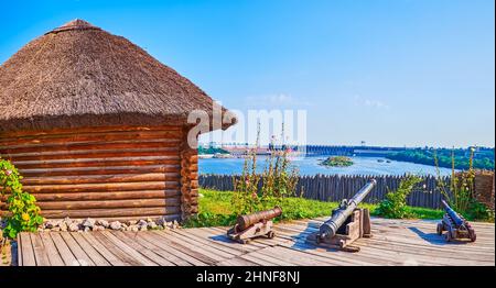 Das rekonstruierte Kosakengarnisonsgelände und die alte hölzerne Festung mit Kanonen in Zaporozhian sich scansen, Ukraine Stockfoto