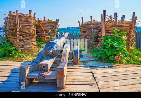 Die alte Kanone auf der Aussichtsplattform in Zaporozhian sich scansen, Insel Khortyzja, Ukraine Stockfoto