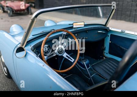 Britischer Sportwagen Im Vintage-Stil, Blaues Cabrio-Coupé Stockfoto