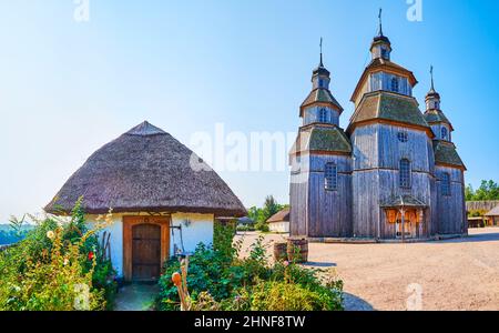 Panorama von Zaporozhian sich scansen mit kleinen kosakenhäusern, um die hohe hölzerne orthodoxe Kirche der Fürbitte, Khortyzja Insel, Zap Stockfoto