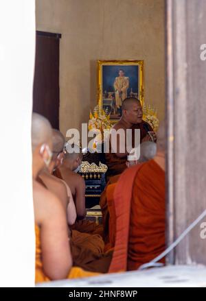 Thailändische buddhistische Mönche beten im Heiligtum zum Gedenken an den Makha Bucha-Tag im Tempel Wat Chedi Luang.Makha Bucha, Ein Tag der vierfachen Versammlung ist einer der heiligsten Tage des Buddhismus, der in der Vollmondnacht des dritten Mondmonats gefeiert wird, um an den Tag zu erinnern, an dem Lord Buddha seinen ordinierten 1.250 Mönchskülern, die sich spontan ohne einen versammelten, die erste Predigt über das Wesen des Buddhismus hielt Termin. (Foto von Pongmanat Tasiri / SOPA Images/Sipa USA)