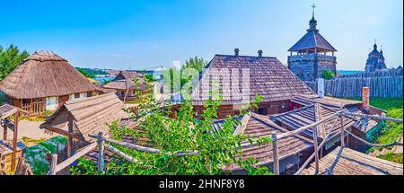 Panorama der Holzdächer, Palisade, Türme und Höfe der kleinen Kisch (Handels- und Handwerkssiedlung) von Zaporozhian sich scansen, Insel Khortyzia Stockfoto