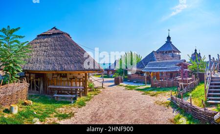 Panorama der kleinen Kish (Handels- und Handwerkssiedlung) von Zaporozhian sich scansen mit Hata-Häusern und Shynok-Restaurant, auf der Khortyzia Isla gelegen Stockfoto