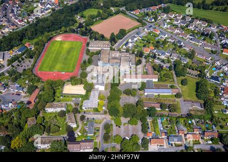 Luftaufnahme, Schulzentrum mit Marie-Curie-Gymnasium und Humboldt-Gymnasium und Sportplatz in Borgholz in Bönen, Ruhrgebiet, Nord-RHI Stockfoto