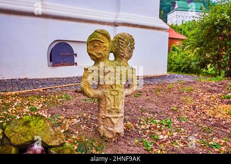 Die kleine Steinskulptur in Form eines ukrainischen kosaken mit Relief von Trident, befindet sich im Hof der Residenz Bohdan Khmelnyzki in Tschyhyryn, Ukrai Stockfoto