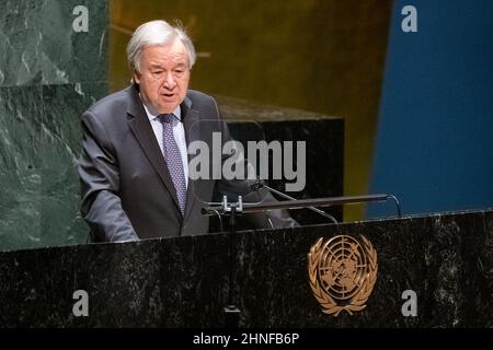 (220216) -- UNITED NATIONS, 16. Februar 2022 (Xinhua) -- UN-Generalsekretär Antonio Guterres berichtet der Generalversammlung über seinen Bericht über den Globalen Migrationspakt am 16. Februar 2022 im UN-Hauptquartier in New York. Guterres forderte am Mittwoch die Mitgliedsstaaten auf, Migration besser zu handhaben und Migranten zu schützen. (Evan Schneider/UN Photo/Handout via Xinhua) Stockfoto