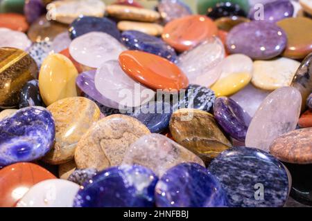 Voller Rahmen von bunten Edelsteinen Textur. Natürliche Mineralsteine aus nächster Nähe Stockfoto