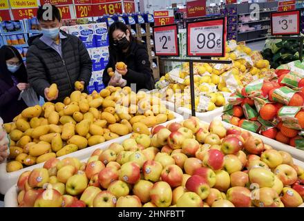 Vancouver, Kanada. 16th. Februar 2022. Kunden kaufen am 16. Februar 2022 in einem Supermarkt in Vancouver, British Columbia, Kanada, ein. Kanadas Inflationsrate übertraf 5 Prozent zum ersten Mal seit September 1991, stieg 5,1 Prozent im Vergleich zum Vorjahr und stieg von einem 4,8-prozentigen Anstieg im Dezember 2021, sagte Statistics Canada am Mittwoch. Quelle: Liang Sen/Xinhua/Alamy Live News Stockfoto