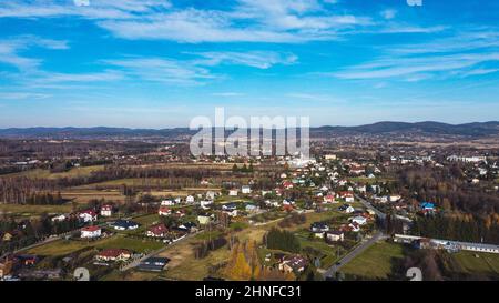 Blick von einem Webstuhl Stadt Drohne bei sonnigem Wetter im Herbst Stockfoto