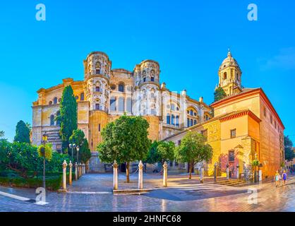 Panorama der Inkarnation Kathedrale Entance Portal mit kleinen grünen Garten vor ihm und Kirche Santa Maria del Sagrario von der rechten Seite, Ma Stockfoto