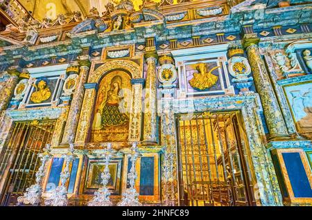 SEVILLA, SPANIEN - 29. SEPTEMBER 2019: Historischer Altar der Virgen de los Remedios in der Kathedrale von Sevilla, mit Steinwandsäulen, Skulpturen und Ikone, am 2. September Stockfoto