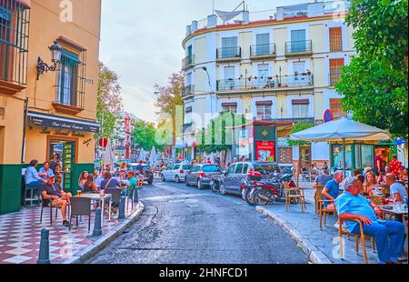 SEVILLA, SPANIEN - 29. SEPTEMBER 2019: Die Abendstraße Calle Arfe mit Cafés und Restaurants im Freien, beliebt bei Touristen und Einheimischen, am Sept in SE Stockfoto