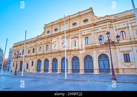 Die geschnitzte Steinfassade des Rathauses vom Plaza de San Francisco Square in Casco Antigua, Sevilla, Spanien Stockfoto