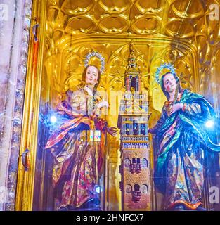 SEVILLA, SPANIEN - 29. SEPTEMBER 2019: Der geschnitzte goldene Altar von Santa Justa und Santa Rufina mit der Skulptur des Giralda-Turms in der Kathedrale von Sevilla, am Sept Stockfoto