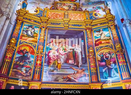 SEVILLA, SPANIEN - 29. SEPTEMBER 2019: Der wunderschöne bemalte Altar der Capilla del Mariscal Kapelle, Kathedrale von Sevilla, am September in Sevilla Stockfoto