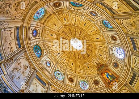 SEVILLA, SPANIEN - 29. SEPTEMBER 2019: Die Kuppel des Kapitelhauses (Sala Capitular) der Kathedrale von Sevilla ist mit Bronzemustern, Reliefs, Skulpturen geschmückt Stockfoto