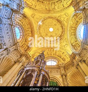 SEVILLA, SPANIEN - 29. SEPTEMBER 2019: Die geschnitzte Kuppel der Hauptsakristei (Bürgermeister von Sacristia) der Kathedrale von Sevilla mit schönen Wandskulpturen und Ornamenten Stockfoto