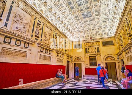 SEVILLA, SPANIEN - 29. SEPTEMBER 2019: Das schöne Interieur des Antecabildo der Kathedrale von Sevilla mit Wandskulpturen und feinen Mustern, am 2. September Stockfoto