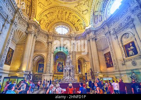 SEVILLA, SPANIEN - 29. SEPTEMBER 2019: Innenraum der Renaissance-Main oder größere Sakristei (Sacristia Mayor) der Kathedrale von Sevilla mit Schnitzereien, Wandskulpturen Stockfoto