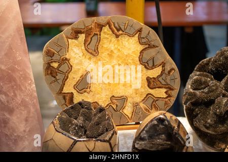 Voller Rahmen von bunten Edelsteinen Textur. Natürliche Mineralsteine aus nächster Nähe Stockfoto