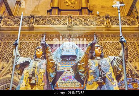 SEVILLA, SPANIEN - 29. SEPTEMBER 2019: Das skulpturale Ensemble des Christoph Kolumbus-Grabes mit allegorischen Figuren spanischer Königreiche, Sevilla Cathed Stockfoto