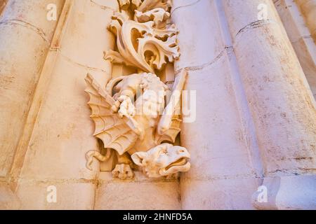 Nahaufnahme der mittelalterlichen Wandskulptur des kleinen Drachens, die sich am Bogen des Prinzentores (Puerta del Principe) der Kathedrale von Sevilla, Spanien, befindet Stockfoto