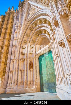 Das prunkvolle gotische Fürstentor (Puerta del Principe) der Kathedrale von Sevilla mit Schnitzereien, Wandskulpturen und Steingirlanden, Spanien Stockfoto