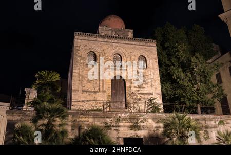 Fassade der katholischen Kirche von San Cataldo bei Nacht, Palermo, Sizilien, Italien Stockfoto