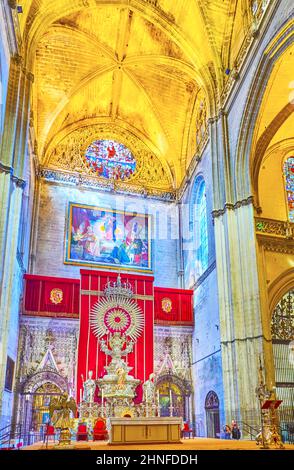 SEVILLA, SPANIEN - 29. SEPTEMBER 2019: Der Altar de Plata und das gerippte Gewölbe der historischen Kathedrale von Sevilla, am 29. September in Sevilla Stockfoto