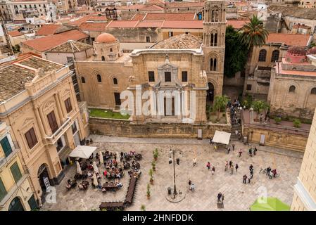 Palermo, Sizilien, Italien - 5. Oktober 2017: Draufsicht auf die Kirche Santa Maria dell Ammiraglio, bekannt als Martorana-Kirche, auf dem Bellini-Platz in Palerm Stockfoto