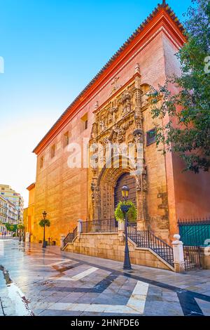 Spazieren Sie über die Santa Maria Straße und genießen Sie die einzigartige elisabethanische gotische Tür zur historischen Santa Maria del Sagrario Kirche, Malaga, Spanien Stockfoto