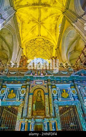 SEVILLA, SPANIEN - 29. SEPTEMBER 2019: Details des Altars der Virgen de los Remedios und des gotischen Gewölbes der Kathedrale von Sevilla, am 29. September in Sevilla Stockfoto