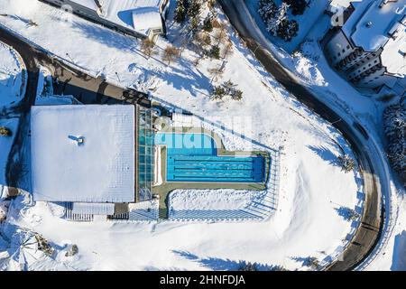 Blick von der Spitze eines beheizten Freibad im Schnee . Sestriere, Italien - Februar 2022 Stockfoto