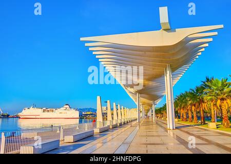 Die moderne Palmenhain der Überraschungen Promenade, die sich entlang des Hafens von Malaga erstreckt und mit einem weißen Baldachin von ungewöhnlicher wellenförmiger Form dekoriert ist, Málaga, Spanien Stockfoto