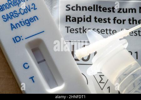 Negativer Corona Antigen Schnelltest, Layman-Test, Selbsttest, zum Nachweis einer SARS-CoV-2-Infektion, Testergebnis negativ, Stockfoto