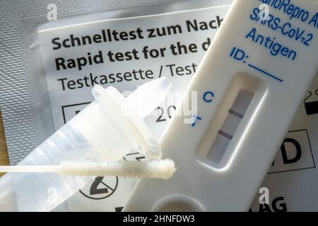 Positiver Corona Antigen Schnelltest, Lay-Test, Selbsttest, zum Nachweis einer SARS-CoV-2-Infektion, Testergebnis positiv, Stockfoto