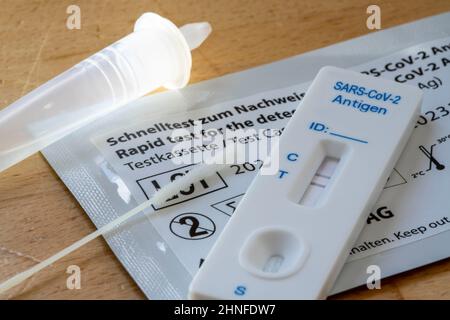 Positiver Corona Antigen Schnelltest, Lay-Test, Selbsttest, zum Nachweis einer SARS-CoV-2-Infektion, Testergebnis positiv, Stockfoto