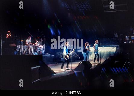 Die anglo-amerikanische Band Foreigner tritt 1982 in der Wembley Arena in London auf. Stockfoto