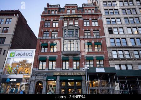 New York, New York, USA. 11th. Februar 2022. 11. Februar 2022 New York, USA: Der Flagship-Store von Barnes & Noble Booksellers in der East 17th Street am Union Square in Midtown Manhattan. (Bild: © Taidgh Barron/ZUMA Press Wire) Stockfoto