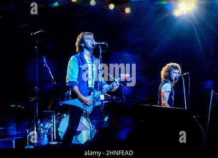 Gitarrist Mick Jones und Sängerin Lou Gramm treten 1982 mit der anglo-amerikanischen Band Foreigner in der Wembley Arena, London, auf. Stockfoto