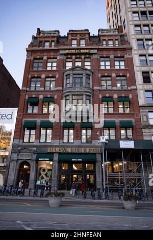 New York, New York, USA. 11th. Februar 2022. 11. Februar 2022 New York, USA: Der Flagship-Store von Barnes & Noble Booksellers in der East 17th Street am Union Square in Midtown Manhattan. (Bild: © Taidgh Barron/ZUMA Press Wire) Stockfoto