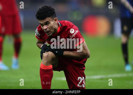 Mailand, Italien . Am 16. Februar 2022 sieht Luis Diaz vom FC Liverpool beim UEFA Champions League-Lauf 16, dem ersten Beinspiel zwischen dem FC Internazionale und dem FC Liverpool, am 16. Februar 2022 im Stadio Giuseppe Meazza in Mailand, Italien, niedergeschlagen aus. Stockfoto