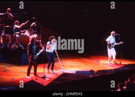 Die anglo-amerikanische Band Foreigner tritt 1982 in der Wembley Arena in London auf. Stockfoto