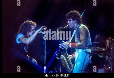 Sänger Lou Gramm und Saxophonist Mark Rivera treten 1982 mit der anglo-amerikanischen Band Foreigner in der Wembley Arena, London, auf. Stockfoto