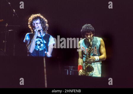 Sänger Lou Gramm und Saxophonist Mark Rivera treten 1982 mit der anglo-amerikanischen Band Foreigner in der Wembley Arena, London, auf. Stockfoto